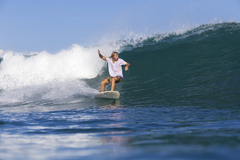 Indonesien, Bali, Surfer auf Welle, lizenzfreies Stockfoto