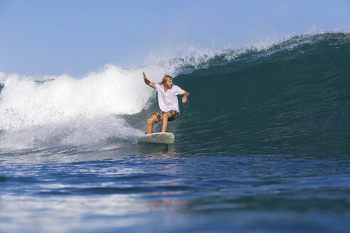 Indonesien, Bali, Surfer auf Welle - KNTF000314