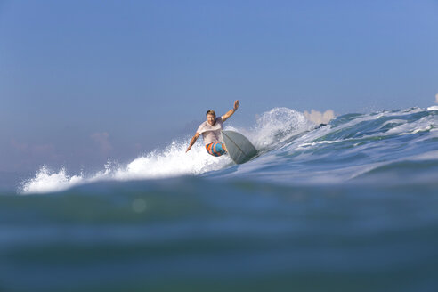Indonesien, Bali, Surfer auf Welle - KNTF000315