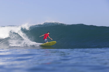 Indonesien, Bali, Surfer auf Welle - KNTF000316