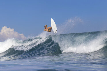 Indonesien, Bali, Surfer auf Welle - KNTF000317