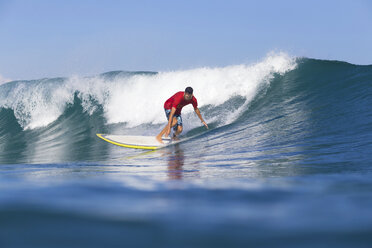 Indonesien, Bali, Surfer auf Welle - KNTF000318