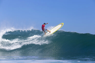 Indonesien, Bali, Surfer auf Welle - KNTF000319