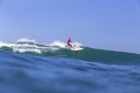 Indonesien, Bali, Surfer auf Welle - KNTF000321