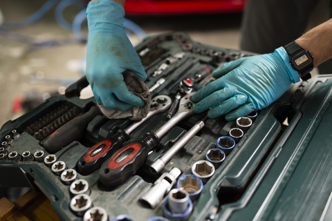 Mechanische Reinigungswerkzeuge im Kasten, lizenzfreies Stockfoto