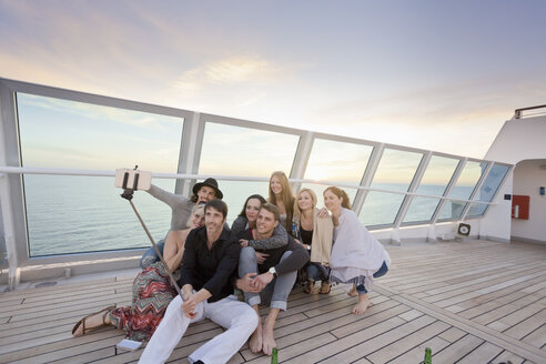Eine Gruppe von Freunden macht Selfies auf einer Kreuzfahrt - ONBF000053