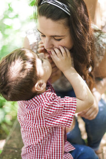 Mutter und kleiner Sohn spielen zusammen in der Natur - VABF000558