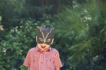 Kleiner Junge mit Tiermaske, der lustige Gesichter zieht - VABF000561