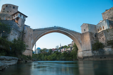 Bosnien und Herzegowina, Mostar, Stari most, alte Brücke und Fluss Neretva - ZEDF000194