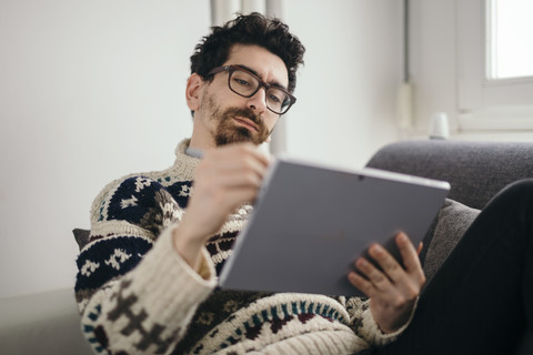 Porträt eines Mannes, der etwas auf einem digitalen Tablet zeichnet, lizenzfreies Stockfoto