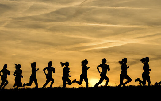 Silhouette einer Joggerin bei Sonnenuntergang, Sequenz, Phasen - STSF001018