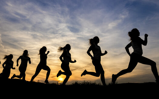 Silhouette einer Joggerin bei Sonnenuntergang, Sequenz, Phasen - STSF001020