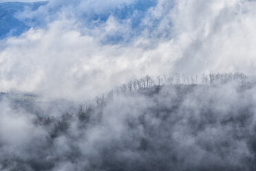 Italien, Umbrien, Gubbio, Apennin Berge im Winter - LOMF000277