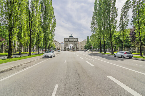 Deutschland, Bayern, München, Siegestor, Leopoldstraße - THAF001598