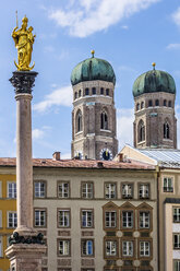 Deutschland, Bayern, München, Blick auf Marienplatz, Mariensäule und Mariendom - THAF001602