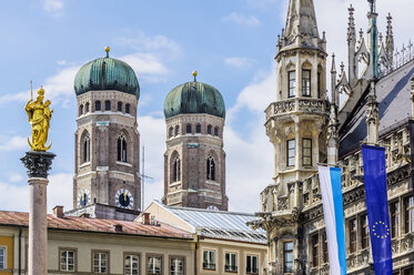 Deutschland, Bayern, München, Blick auf Marienplatz, Mariensäule und Liebfrauendom und neues Rathaus rechts - THAF001603