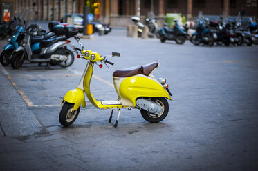 Italien, geparkter gelber Motorroller - LOMF000279