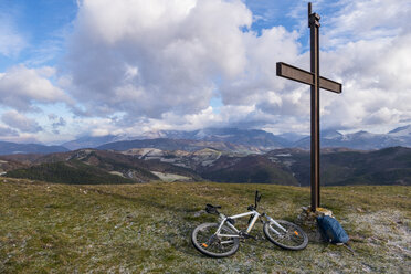 Italien, Umbrien, Gubbio, Mountainbike auf dem Gipfel des Berges Calvo, Apennin - LOMF000288