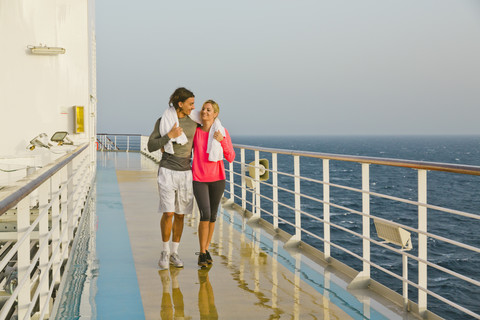 Pärchen, das im Morgenlicht auf dem Schiffsdeck spazieren geht, Kreuzfahrtschiff, Mittelmeer, lizenzfreies Stockfoto