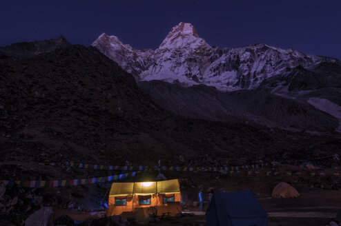 Nepal, Himalaya, Solo Khumbu, Everest region Ama Dablam, tent camp at night - ALRF000506