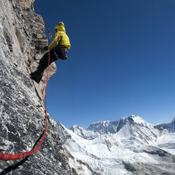 Nepal, Himalaya, Solo Khumbu, Everest region Ama Dablam, mountaineer with rope at rock face - ALRF000512