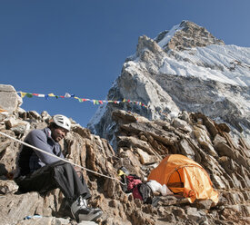 Nepal, Himalaya, Solo Khumbu, Everest-Region Ama Dablam, Bergsteiger beim Ausruhen im Zelt - ALRF000514