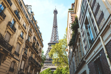 Frankreich, Paris, Eiffelturm zwischen Gebäuden - GEMF000913