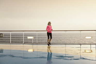 Junge Frau bei Übungen auf einem Schiffsdeck, Kreuzfahrtschiff, Mittelmeer - ONBF000061