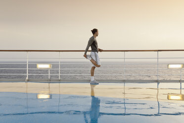 Junger Mann bei Übungen auf einem Schiffsdeck, Kreuzfahrtschiff, Mittelmeer - ONBF000063