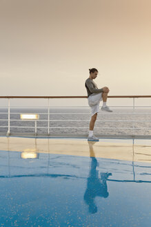 Junger Mann bei Übungen auf einem Schiffsdeck, Kreuzfahrtschiff, Mittelmeer - ONBF000064