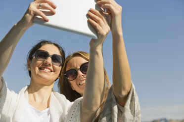 Zwei lächelnde Frauen machen ein Selfie im Freien - ONBF000065