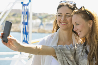 Zwei lächelnde Frauen machen ein Selfie auf einem Kreuzfahrtschiff - ONBF000066