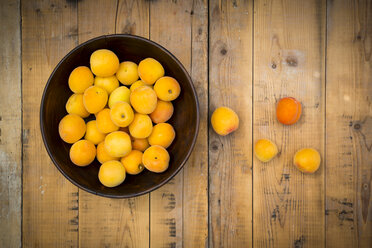 Bowl of organic apricots on wood - LVF004924
