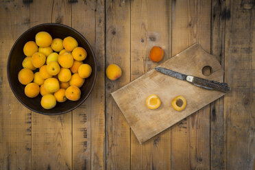 Bowl of organic apricots on wood - LVF004925