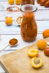 Zutaten für selbstgemachten Aprikosenketchup - LVF004933