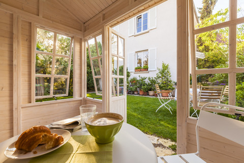 Frühstückstisch in einem Gartenhäuschen, lizenzfreies Stockfoto