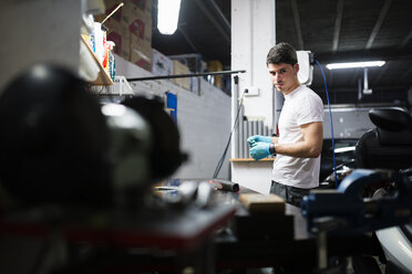 Electronic technician in his workshop - RAEF001200