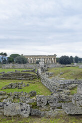 Italien, Kampanien, Paestum, Agora, Treffpunkt und Blick auf die Basilika - HLF000983