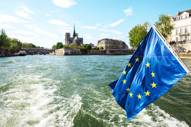 Frankreich, Paris, Blick auf Notre Dame de Paris und Ile de la cite mit Europaflagge im Vordergrund - GEMF000915