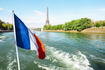 Frankreich, Paris, französische Flagge über der Seine mit dem Eiffelturm im Hintergrund - GEMF000917