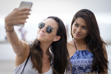 Zwei junge Frauen machen ein Smartphone-Selfie - ABAF002035