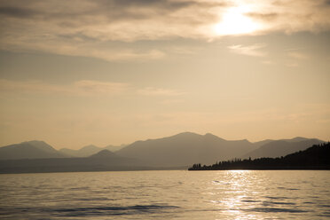 Italien, Venetien, Bardolino, Gardasee bei Sonnenuntergang - SARF002734