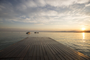 Italien, Venetien, Bardolino, Gardasee, Pier bei Sonnenuntergang - SARF002738