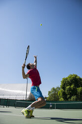 Tennisspieler, der einen Tennisball während eines Tennisspiels aufschlägt - ABZF000649