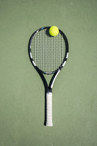 Schläger und Ball auf einem Tennisplatz, lizenzfreies Stockfoto