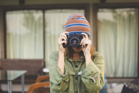 Frau mit alter Kamera, lizenzfreies Stockfoto