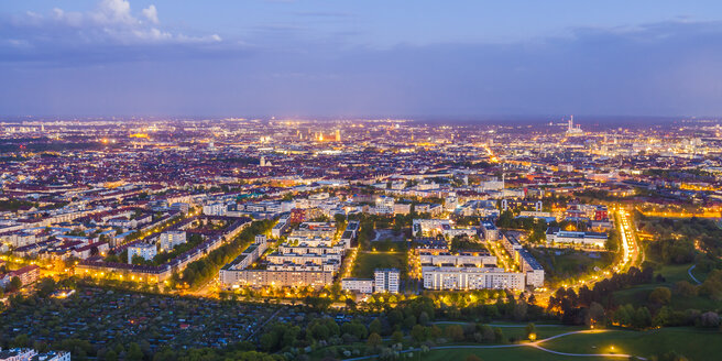 Deutschland, München, Blick auf das Stadtbild in der Dämmerung - WDF003623