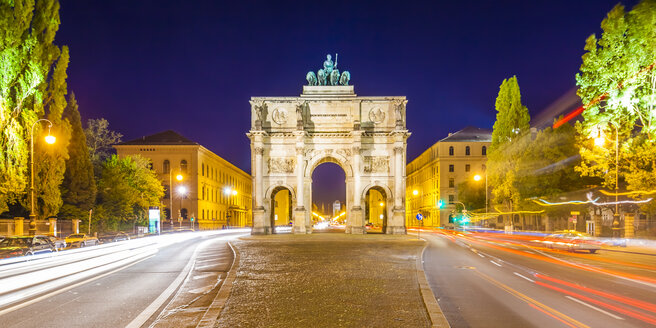 Deutschland, Bayern, München, Siegestor bei Nacht - WDF003626