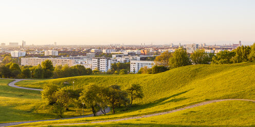 Deutschland, München, Blick auf Stadtbild mit Park im Vordergrund - WDF003628