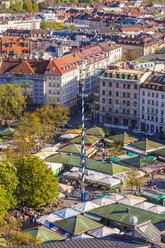 Deutschland, München, Blick von oben auf den Viktualienmarkt - WDF003637